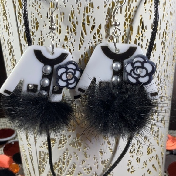 BLACK AND WHITE SET OF CAMILLA FLOWER WITH FAUX FUR EARRINGS AND NECKLACE - Picture 2 of 3